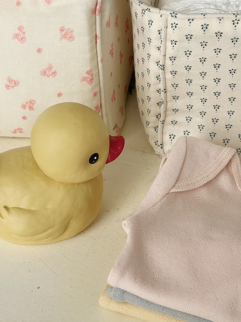 DUCK BATH TOY - straw
