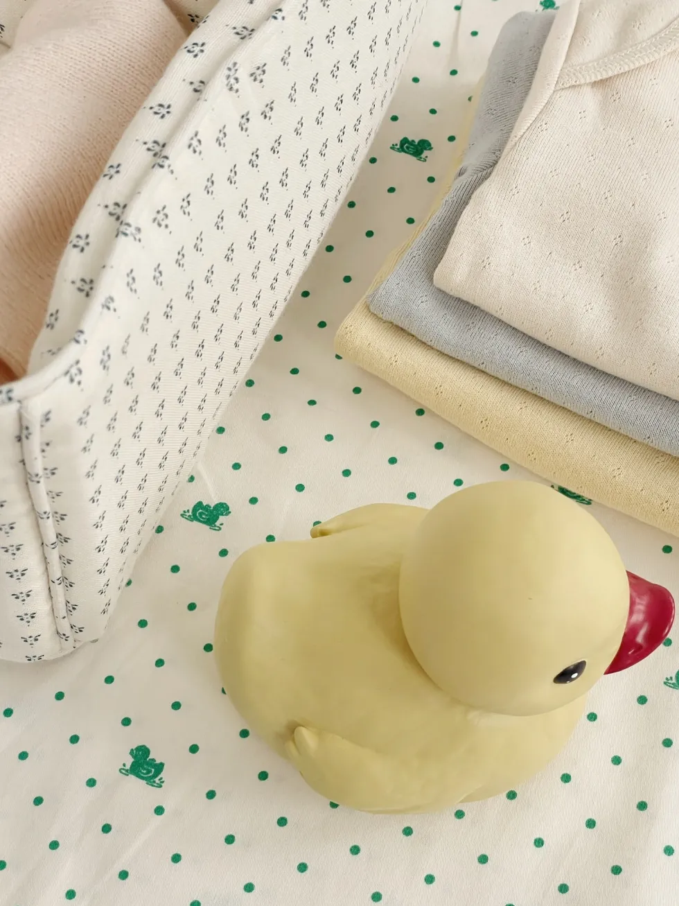 DUCK BATH TOY - straw